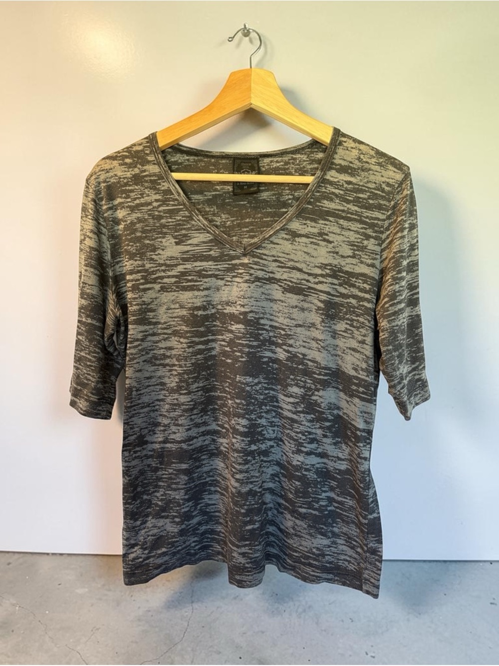 Women's Sledge Camo V-Neck Short Sleeve Top
Size: M